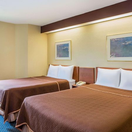 Travelodge By Wyndham Fort Myers Airport Εξωτερικό φωτογραφία