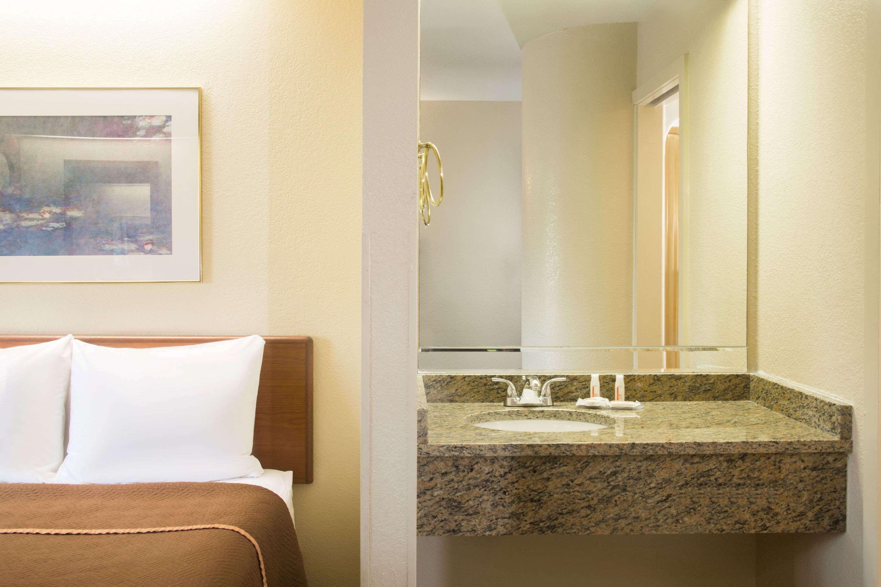 Travelodge By Wyndham Fort Myers Airport Εξωτερικό φωτογραφία